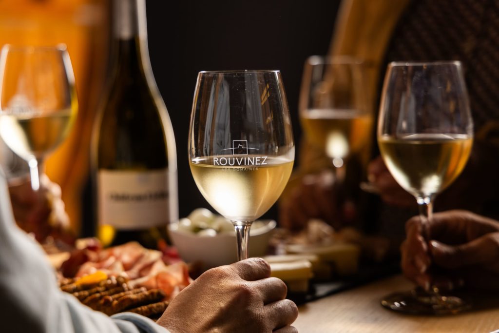 Domaines Rouvinez dégustation de vin avec planchette valaisanne à Géronde