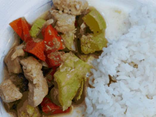Plat de viande sautée aux poivrons verts et rouges servi avec du riz blanc