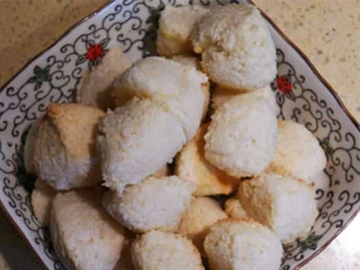 Assiette de biscuits sablés enrobés de sucre glace disposés en pyramide