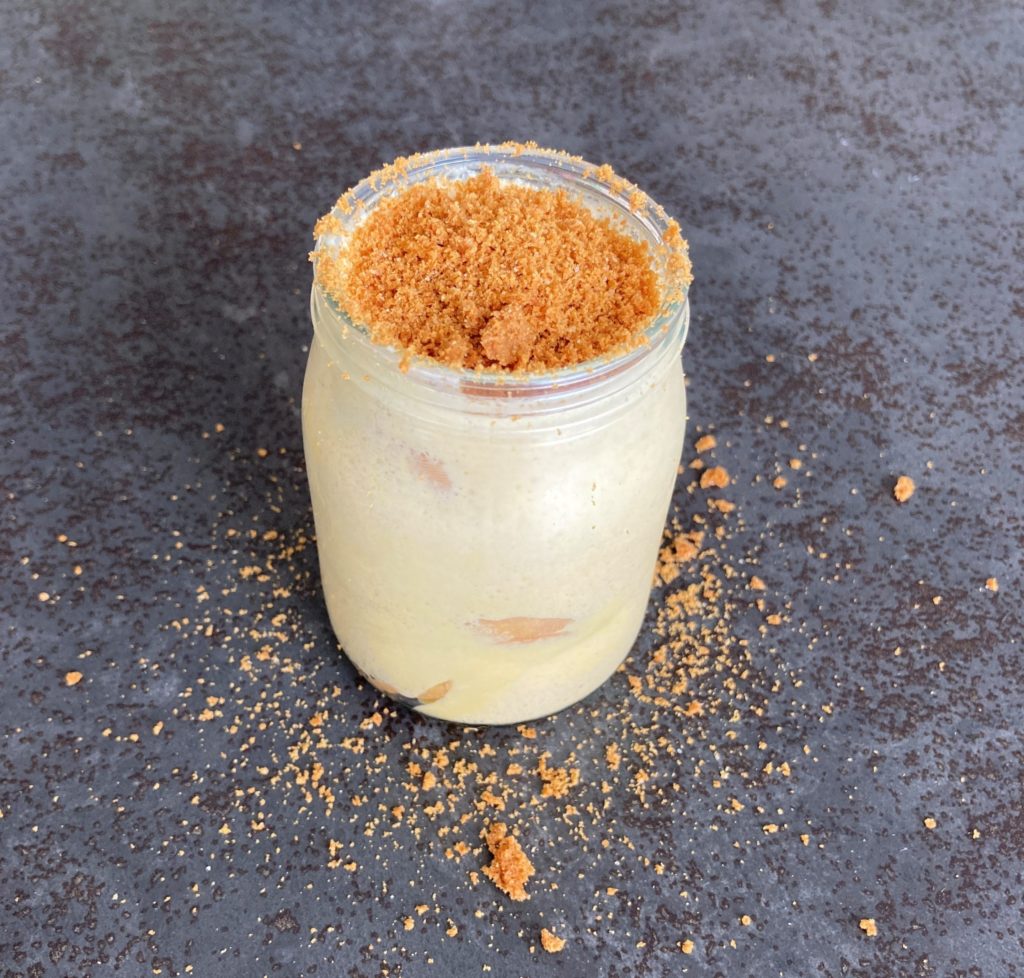 Dessert crémeux en pot avec crumble caramélisé sur le dessus