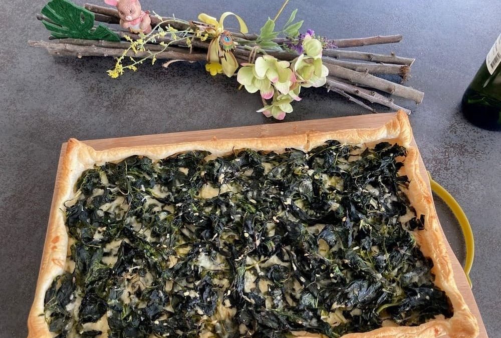 Frühlingswähe mit Spinat und Pinienkernen